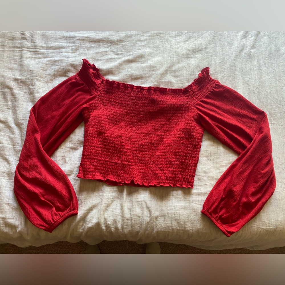 Off the shoulder slightly cropped loose sleeve crop top